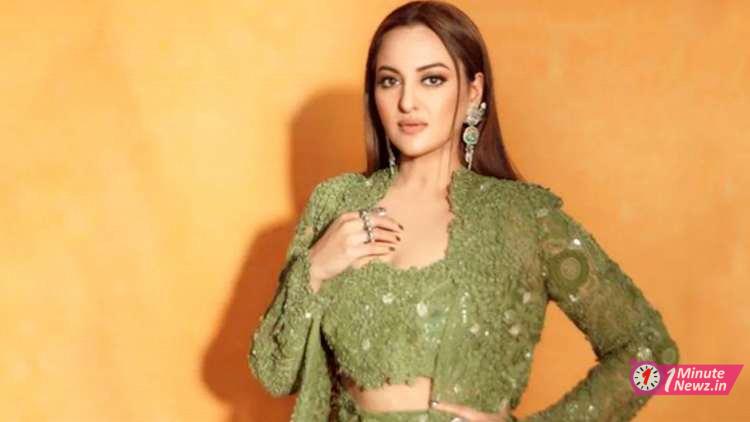 this bollywood celebrities are lefthanded (sonakshi sinha)