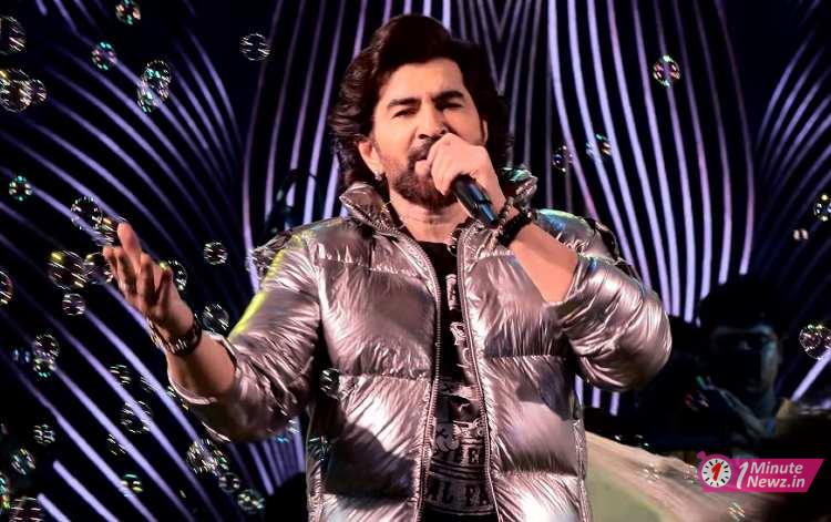 tollywood superstar jeet singing in live show o bondhu tumi shunte ki pao