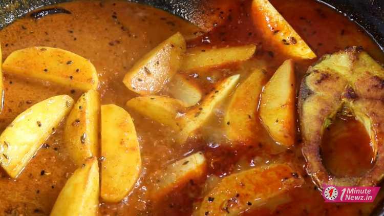 kancha aam diye macher jhol recipe