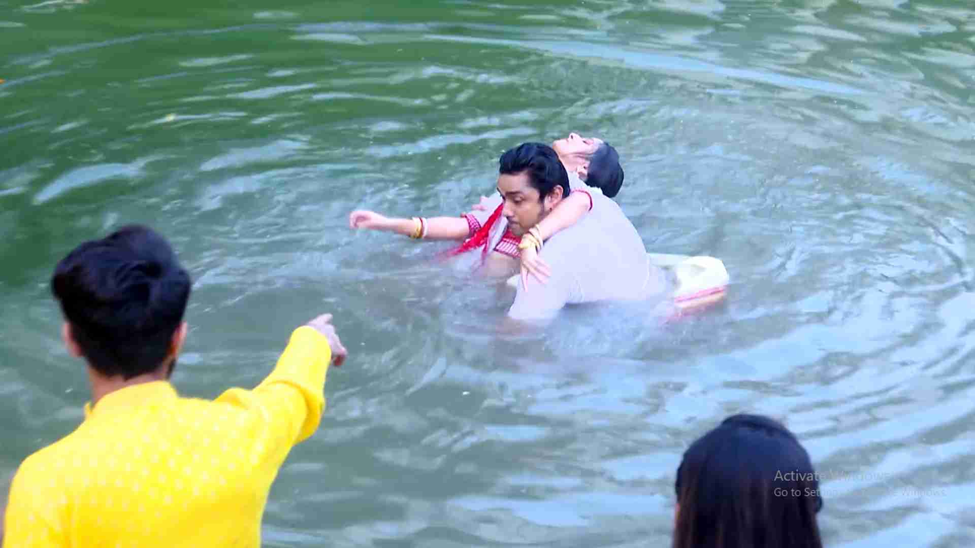 neem phooler madhu serial isha push parna in water