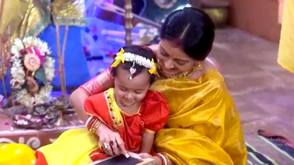 neem phooler madhu serial porna gave her daughter hatekhori by her own