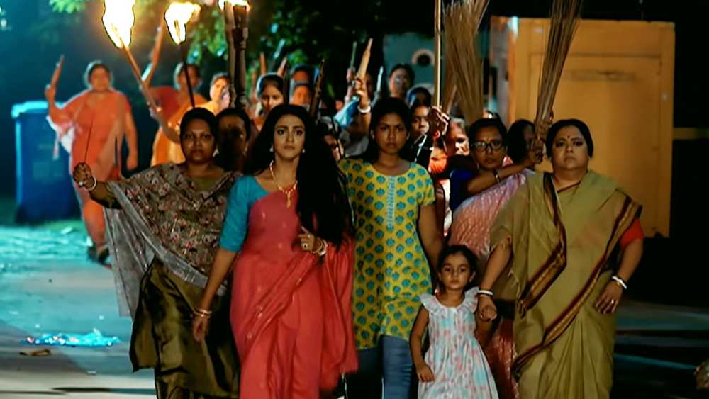 ke prothom kachhe esechhi serial madhuboni and mihi protest